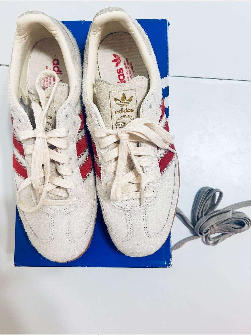 adidas Samba Classic Low-Top Sneaker in White with Red Stripes - Picture 6 of 10